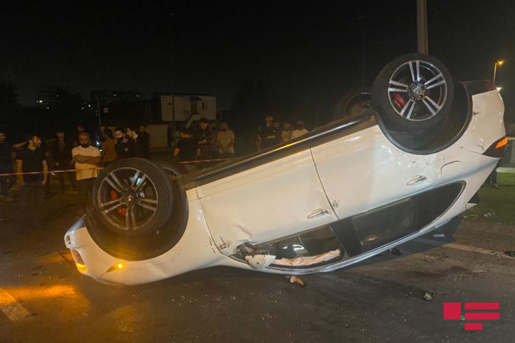 Bakıda “Porsche”ni aşıran xanım sürücü xəsarət aldı - FOTO 