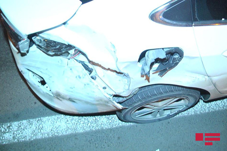 Bakıda qəza: Yük avtomobili idarəetmədən çıxdı - FOTO