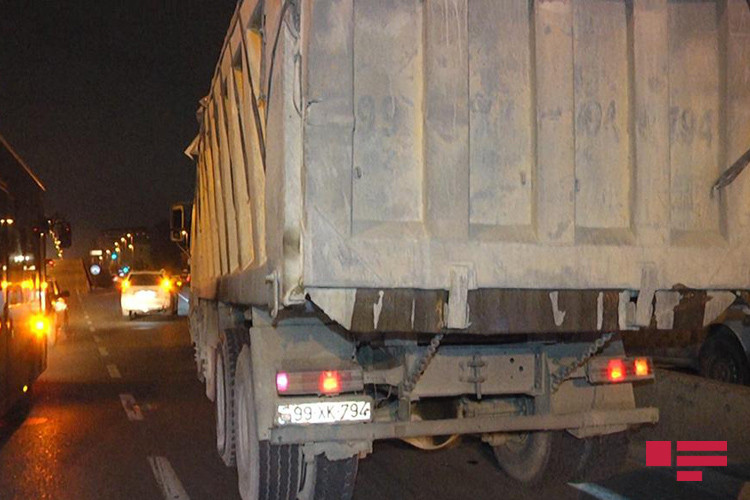 Bakıda qəza: Yük avtomobili idarəetmədən çıxdı - FOTO