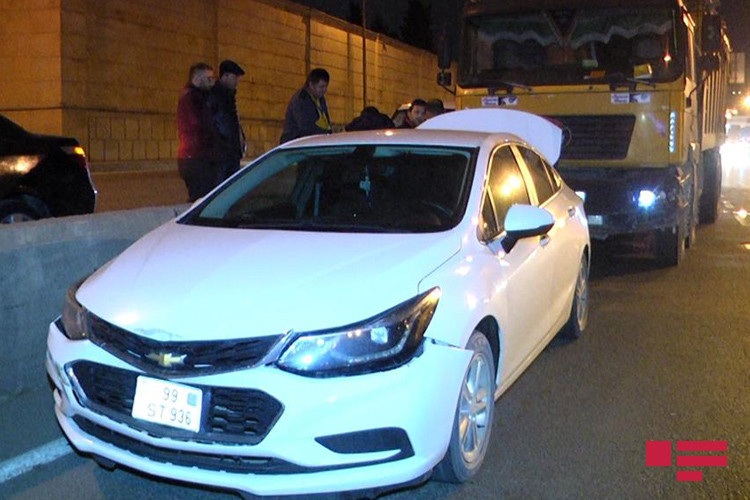 Bakıda qəza: Yük avtomobili idarəetmədən çıxdı - FOTO