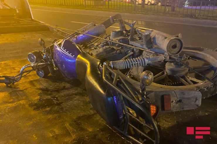 Bakıda motosiklet iki avtomobilə çırpıldı  - FOTO 