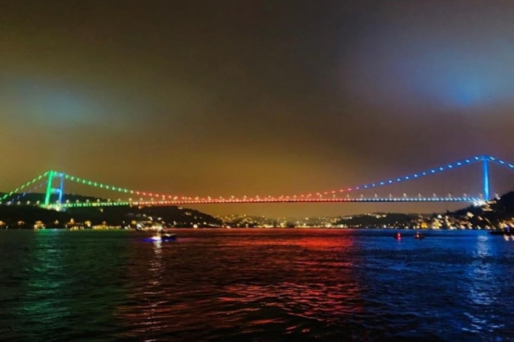 İstanbulda bəzi ərazilər Azərbaycan bayrağının rənginə boyandı 