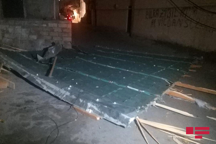 Külək dam örtüyünü ELEKTRİK ŞİTİNƏ ÇIRPDI:  Küçədəki evlər işıqsız qaldı - FOTO 
