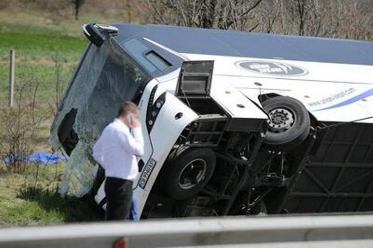 AVTOBUS AŞDI:  2 ölü, 20 yaralı...