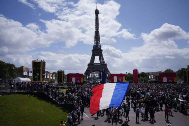 Makron Fransa bayrağının rəngini dəyişdirdi - FOTO 
