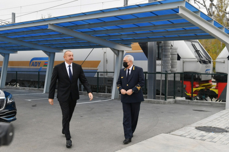 İlham Əliyev yeni Biləcəri lokomotiv deposunun açılışında