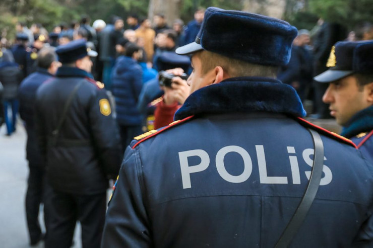 Bakıda nazirlik qarşısında AKSİYAYA CƏHD : polis müdaxilə etdi