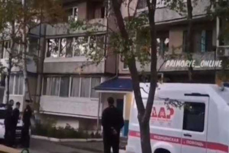 Sərxoş kişi sol əlini kəsərək  BALKONDAN ATDI 