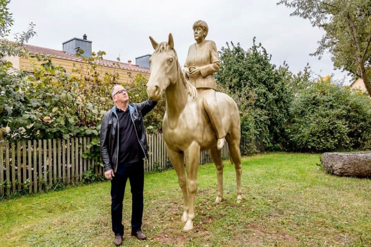 Merkelin at üzərində heykəli hazırlandı - FOTO 