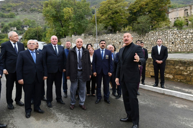 Prezident İlham Əliyev, Xocavənd rayon ictimaiyyətinin nümayəndələri ilə birlikdə Tuğ kəndində
