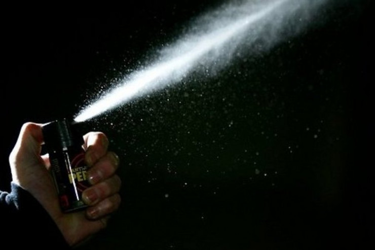 Maska taxmasını tələb edənlərə bibər qazı püskürtdü 