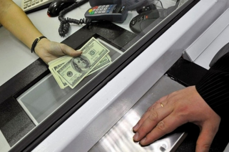 Azərbaycan bankları  dollar qəbulunu   dayandırdı -  SƏBƏB 