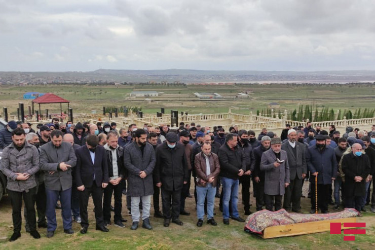 Koronavirusdan vəfat edən jurnalist dəfn olundu -  FOTO 