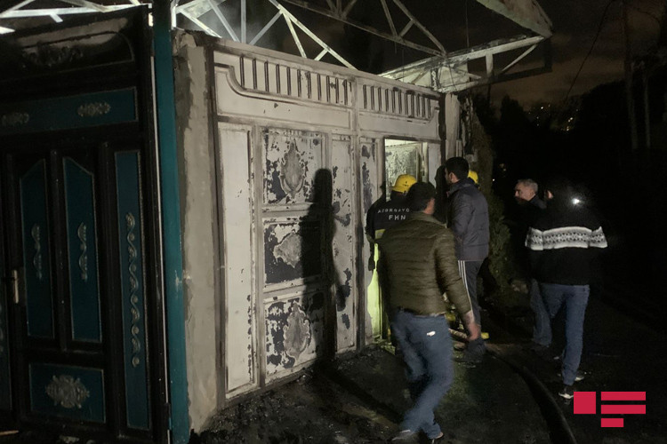 Bakıda ev həyətdəki üç avtomobillə birlikdə KÜLƏ DÖNDÜ - FOTO