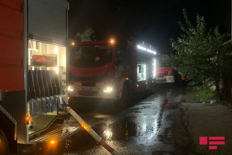 Bakıda ev həyətdəki üç avtomobillə birlikdə KÜLƏ DÖNDÜ - FOTO