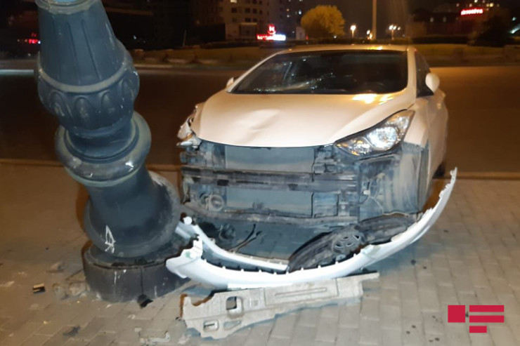 Bakıda avtomobil işıq dirəyini aşırdı - FOTO 