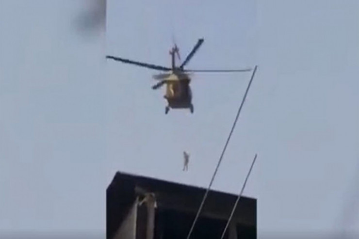 “Taliban” tərcüməçini helikopterdən asaraq göz dağı verdi - VİDEO 