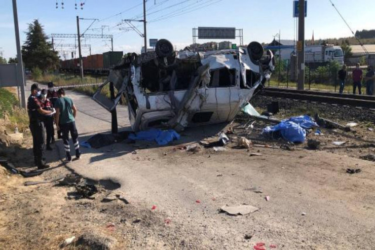 Yük qatarı mikroavtobusla toqquşdu: ÖLƏNLƏR VAR  - YENİLƏNİB 