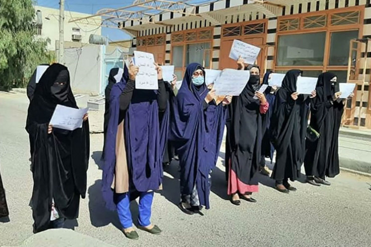 “Taliban” qadınlara qarşı qazdan istifadə etdi
