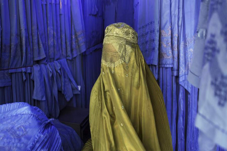 "Taliban":   Tələbə qızlara yalnız qadınlar və ya yaşlı kişilər dərs deyə bilər