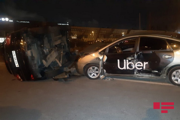 Bakıda qəza zamanı avtomobil qaz borusuna çırpılaraq aşdı - FOTO 