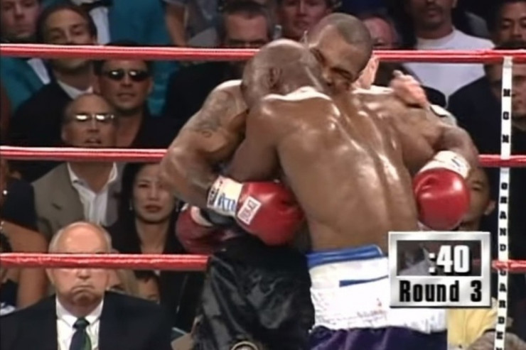 Əfsanə  QAYIDIR   - Taysonun qulağını dişlədiyi boksçu döyüş müqaviləsi imzaladı - VİDEO 