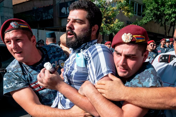 İrəvan yenidən qarışdı:  Polislə etirazçılar arasında qarşıdurma ...