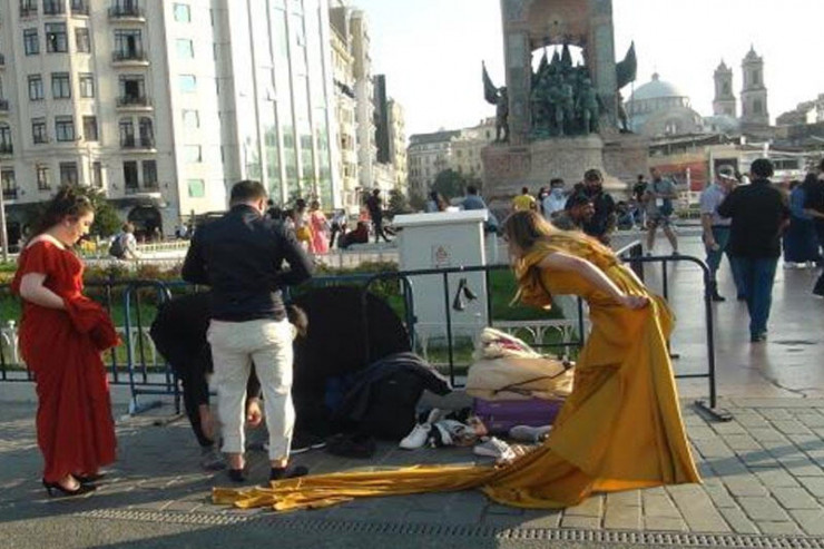 İranlı turistlər şəhərin mərkəzində paltarlarını soyundular  - VİDEO 