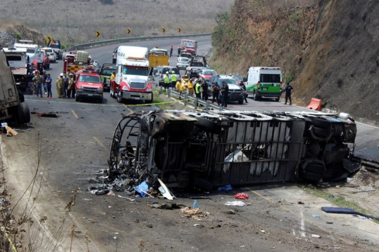 Avtobus 5 maşına çırpıldı:  2 ölü, 14 yaralı 