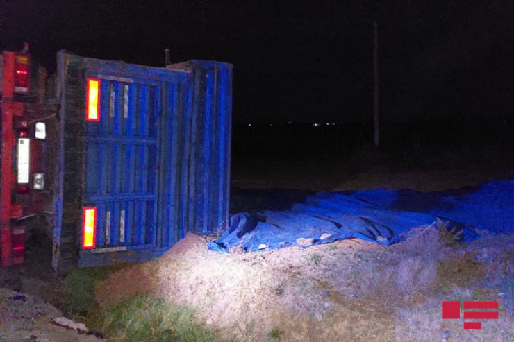 Goranboyda yük maşını aşdı, yola buğda dağıldı - FOTO 