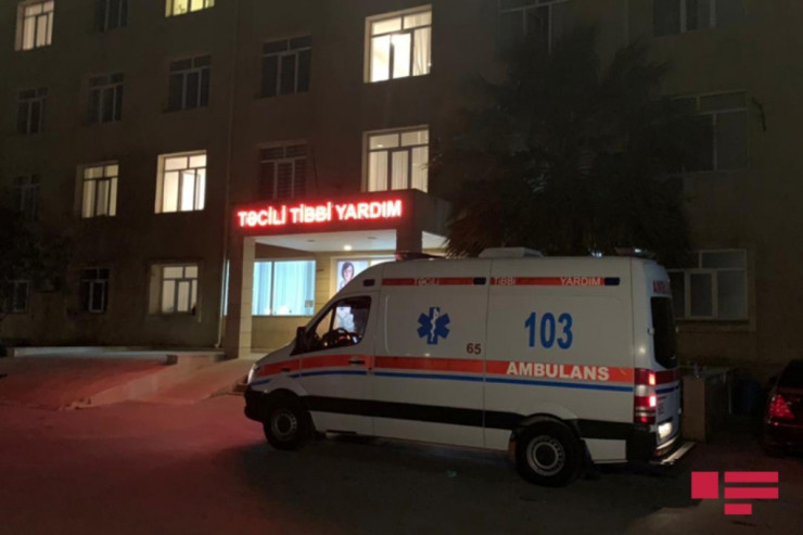 Yol kənarında avtomobili təmir edən 2 nəfəri maşın vurdu