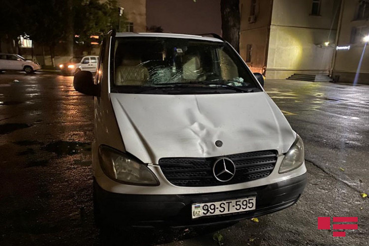 Bakıda mikroavtobus piyadanı vurdu - FOTO 
