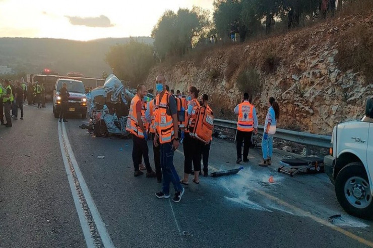 İki maşınla toqquşan avtobus aşdı: Ana və 3 uşağı yerindəcə öldü 