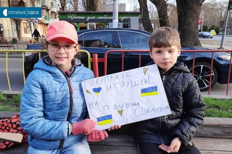 Ukraynalı uşaqlar orduya kömək üçün oyuncaqlarını SATIR