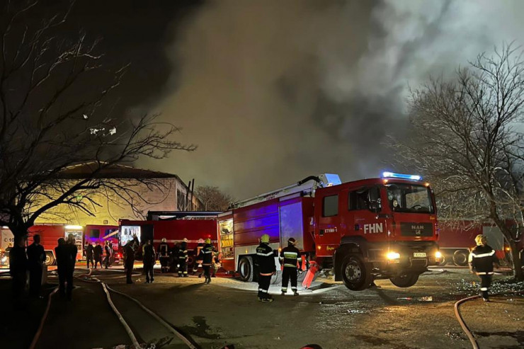 Bakıda mebel sexindəki  YANĞIN SÖNDÜRÜLDÜ   - YENİLƏNİB  -  FOTO   +  VİDEO  