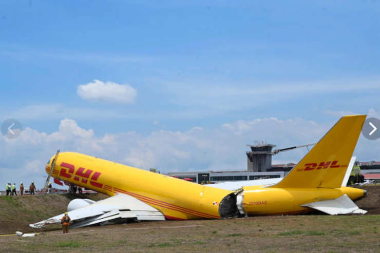 Boeing 757 eniş zamanı  iki yerə bölündü 