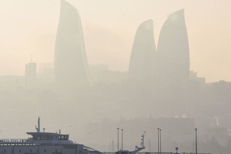 Bakıda havada  toz dumanı   var