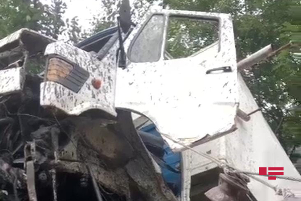Lerikdə yük maşını betona çırpıldı, sürücü öldü  - FOTO 