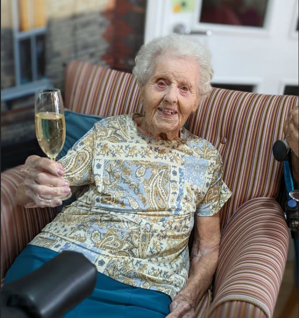 106 yaşlı qadın doğum gününü çılpaq ofisiantla keçirdi - FOTO 