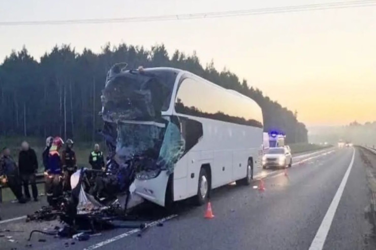 Turist avtobusu qəzaya uğradı, 17 uşaq xəstəxanaya yerləşdirildi
