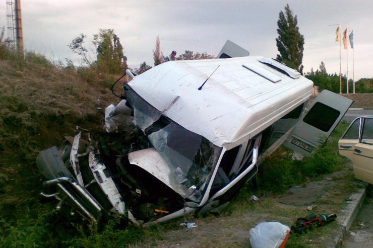 Mikroavtobusla minik maşını toqquşdu,  5 nəfər öldü  
