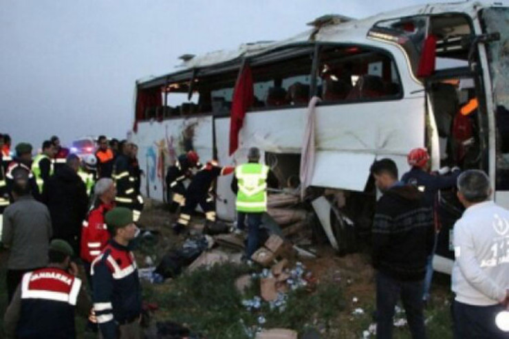 Türkiyədə turist avtobusu qəzaya uğradı-Ölənlər var -YENİLƏNİB 
