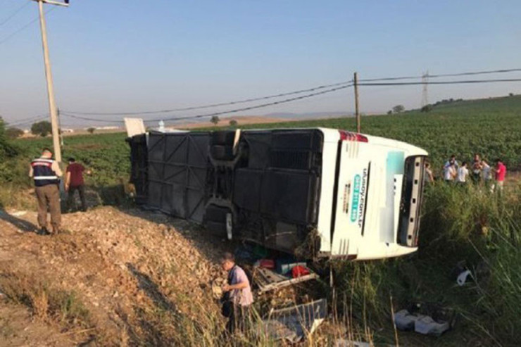 Avtobus uçuruma aşdı,  ölənlər var 