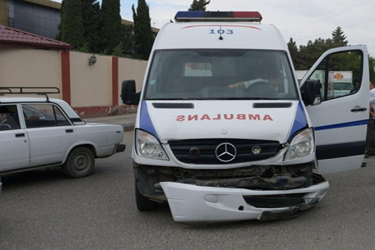 Ambulans aşdı, sürücü yaralandı