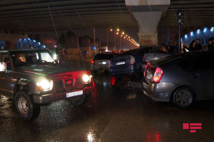 Bakıda qəza: “Prius” yol ötürücüsünün sütununa çırpıldı -FOTO 