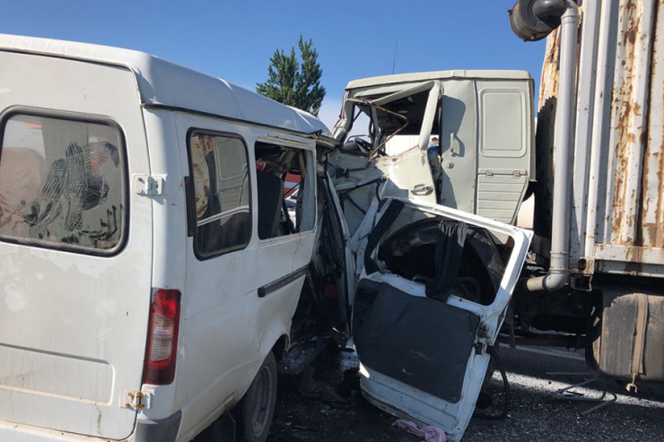 Mikroavtobus  “KamAZ”la toqquşdu,   7 nəfər...