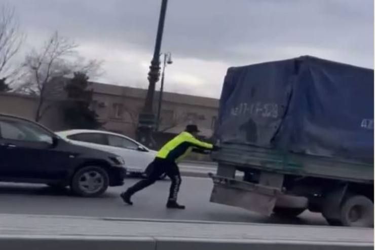 Bakıda yol polisi yük maşınını belə itələdi - VİDEO 