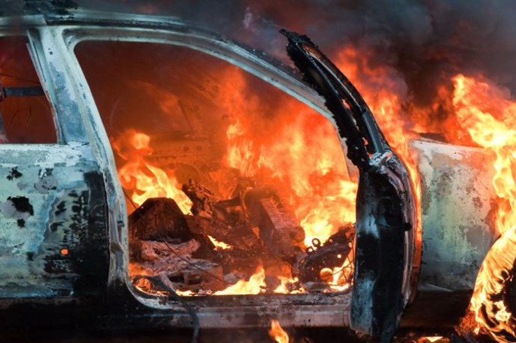 Bakıda son model "Mercedes" yandı, sürücü yaralandı - VİDEO 