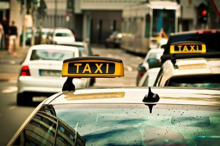 Bakıda "hotel işçisi" taksi sürücülərini  belə aldatdı - VİDEO