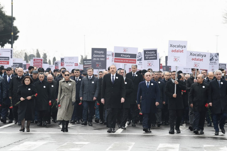 Prezident Xocalı soyqırımı abidəsinin önünə əklil qoyub - YENİLƏNİB 